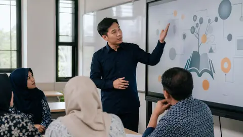 Demonstrasi teknologi interactive display di ruang kelas